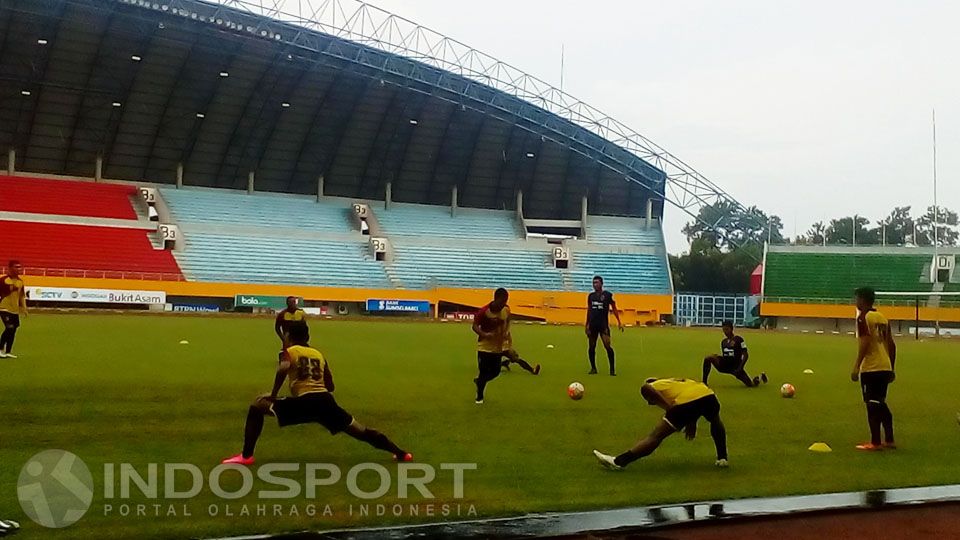 Para pemain Sriwijaya FC dalam sebuah sesi latihan. Copyright: © Muhammad Effendi/INDOSPORT